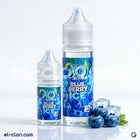 سائل فيب ليكويد XO Ice Blue Berry توت ساقع من XO E-Liquid مع عبوة زجاجية وملصق أزرق بارد، يظهر على خلفية شفافة.