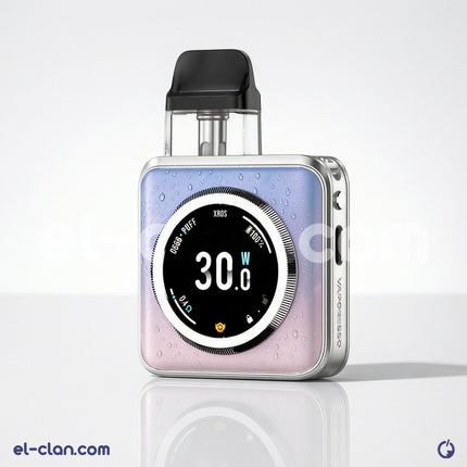 بطارية فيب هاردوير Vaporesso Xros 5 Nano مع عبوة بود، تظهر تفاصيل التصميم والحجم في الصورة