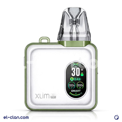 عبوة بود Oxva Xlim SQ Pro من شركة OXVA مع ثلاثة وحدات بود هاردوير فيب صغيرة وواضحة في الصورة